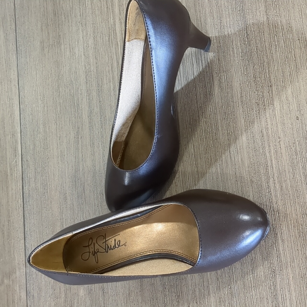 Brand new Life stride Sable, Rich brown pumps. Never worn!